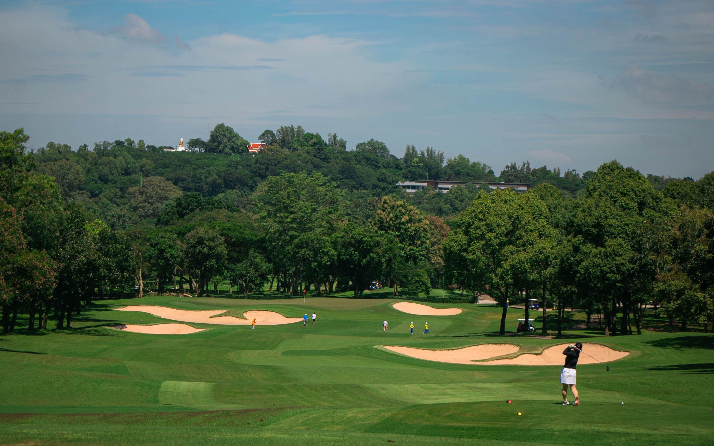 Scenic golf course in Sri Lanka surrounded by lush hills and tropical greenery – perfect for luxury golf holidays and tours.